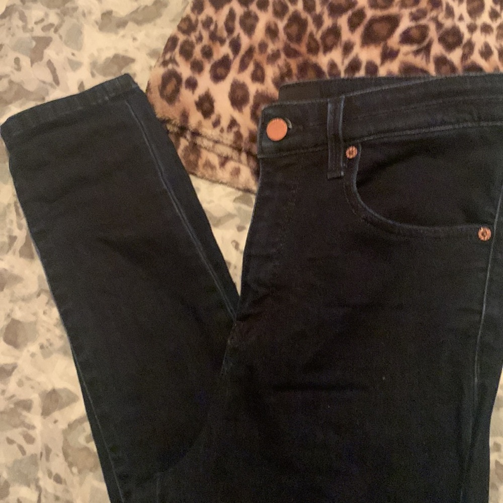 Size 29x30 Buckle Black sculpted high rise skinny jean
